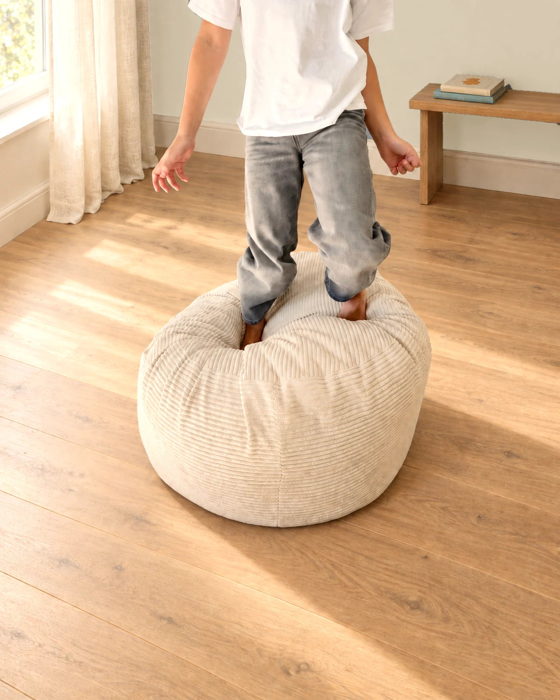Kind steht im weichen Futon Bean Bag in Vanilla