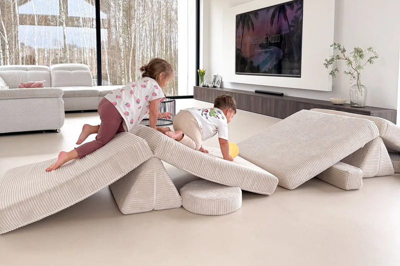 Twee kinderen klimmen over een hindernisbaan van onderdelen van de Shappy Speelbank Pure Corduroy in Vanilla