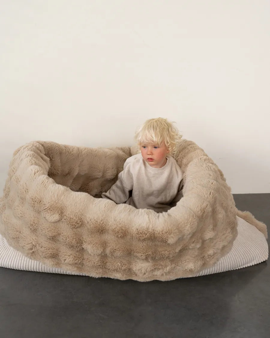 Kind steht im Snuggle Bag