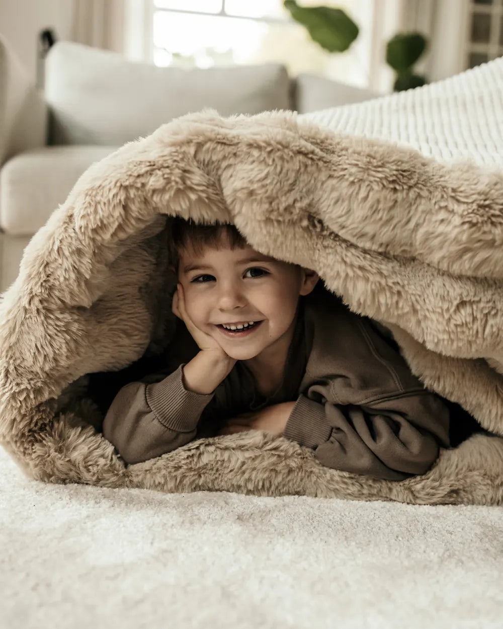 Enfant debout dans le Snuggle Bag