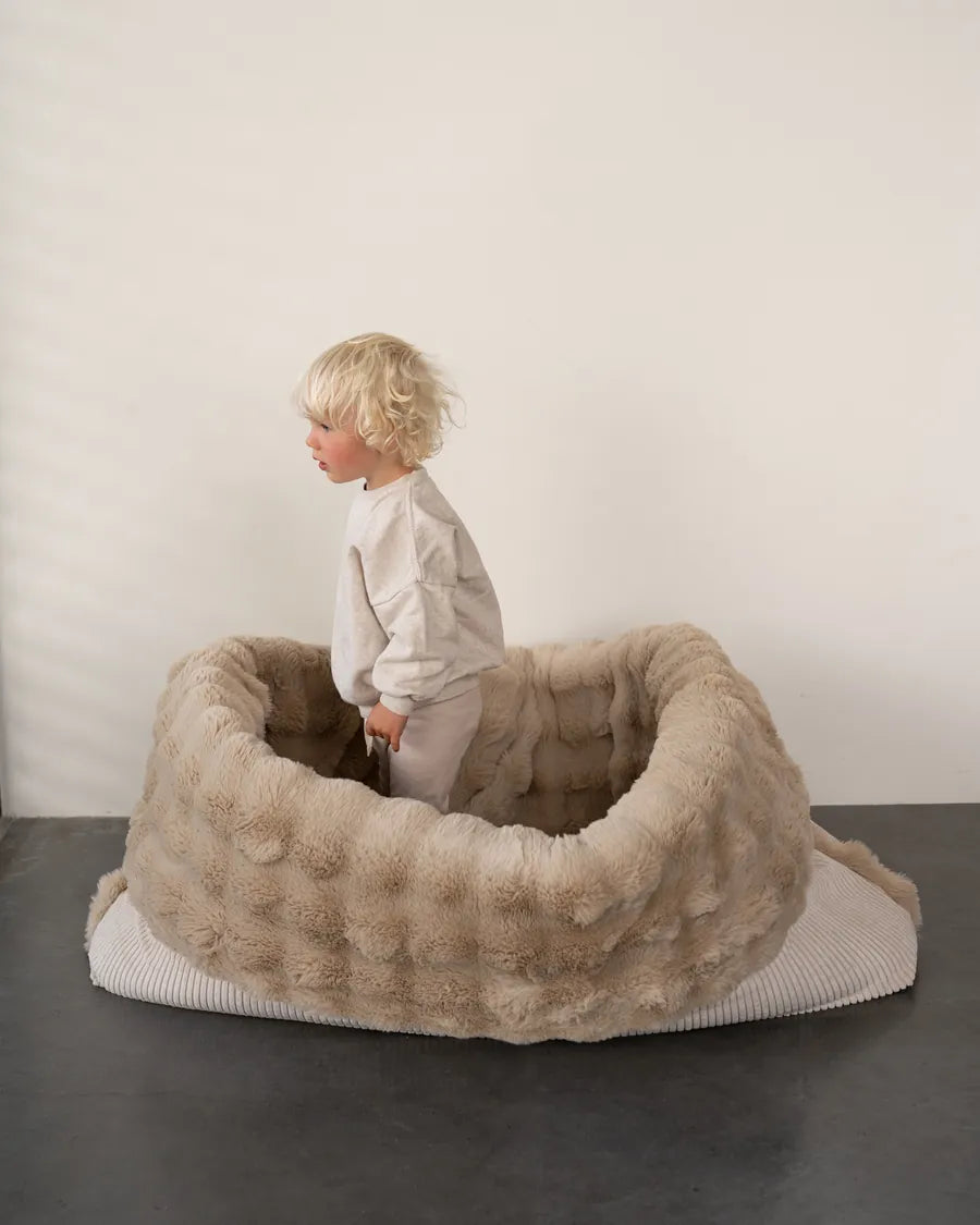 Kind steht im Snuggle Bag