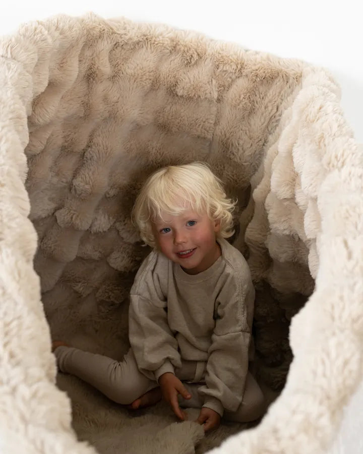 Kind sitzt im Snuggle Bag, der von selbst offen bleibt