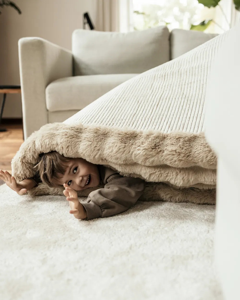 Kind steht im Snuggle Bag