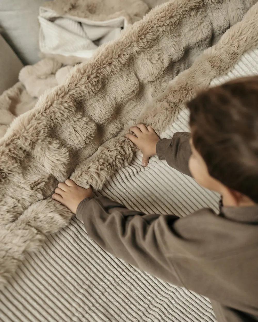 Kind steht im Snuggle Bag