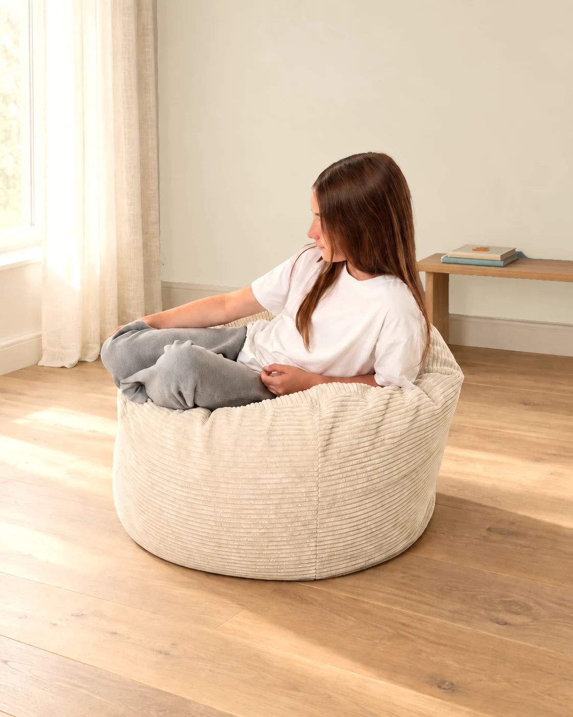 Person sitzt im Futon Bean Bag in Vanilla