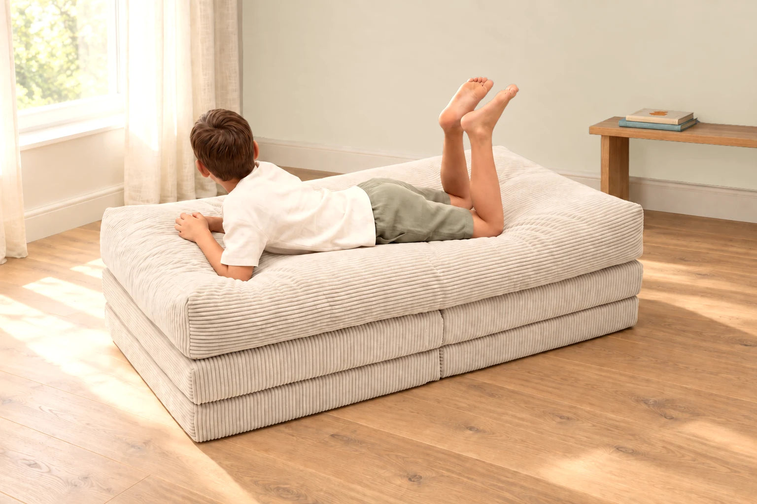 Kind entspannt auf der Futonmatratze auf einem Shappy Spielsofa