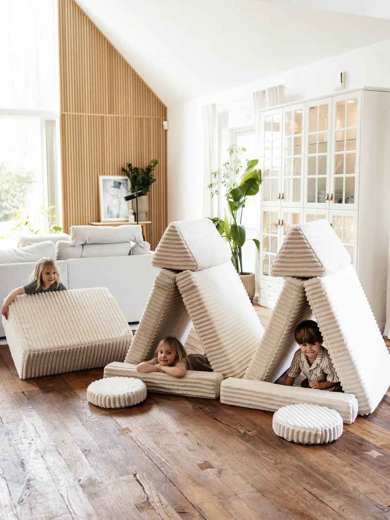 Twee even grote tipi’s van de zitmodules van een Shappy Speelbank van Corduroy, in elke tipi zit een kind