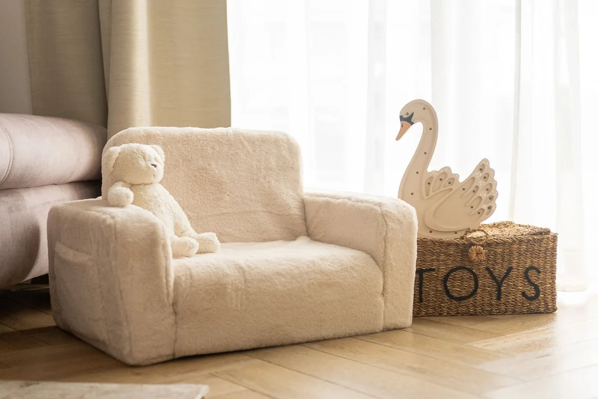 Lumi Chair Bunny coloris Cream dans une chambre d’enfant