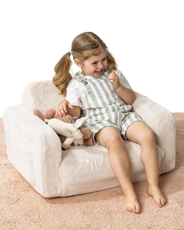 Un enfant assis dans Lumi Fauteuil Bunny