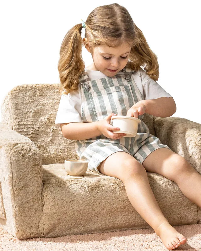 Un enfant joue sur Lumi Fauteuil Bunny