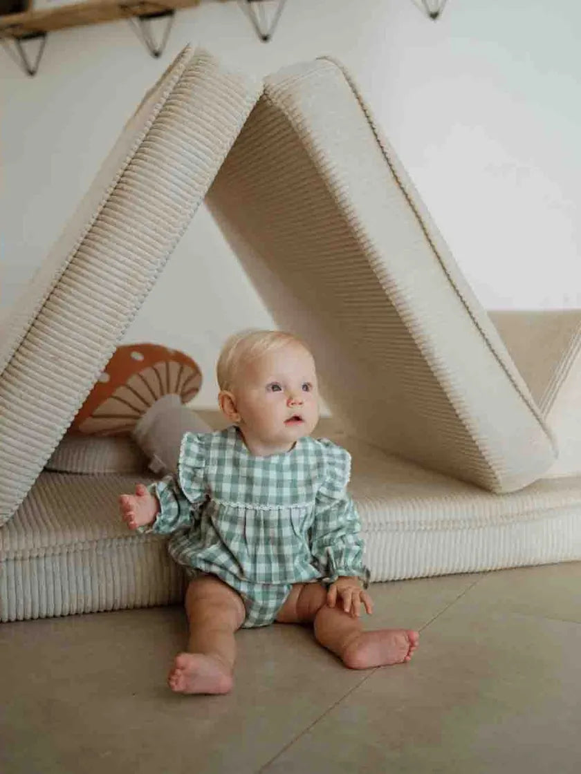Baby zit in een tent gebouwd van de Speelbank Original Corduroy in Vanilla