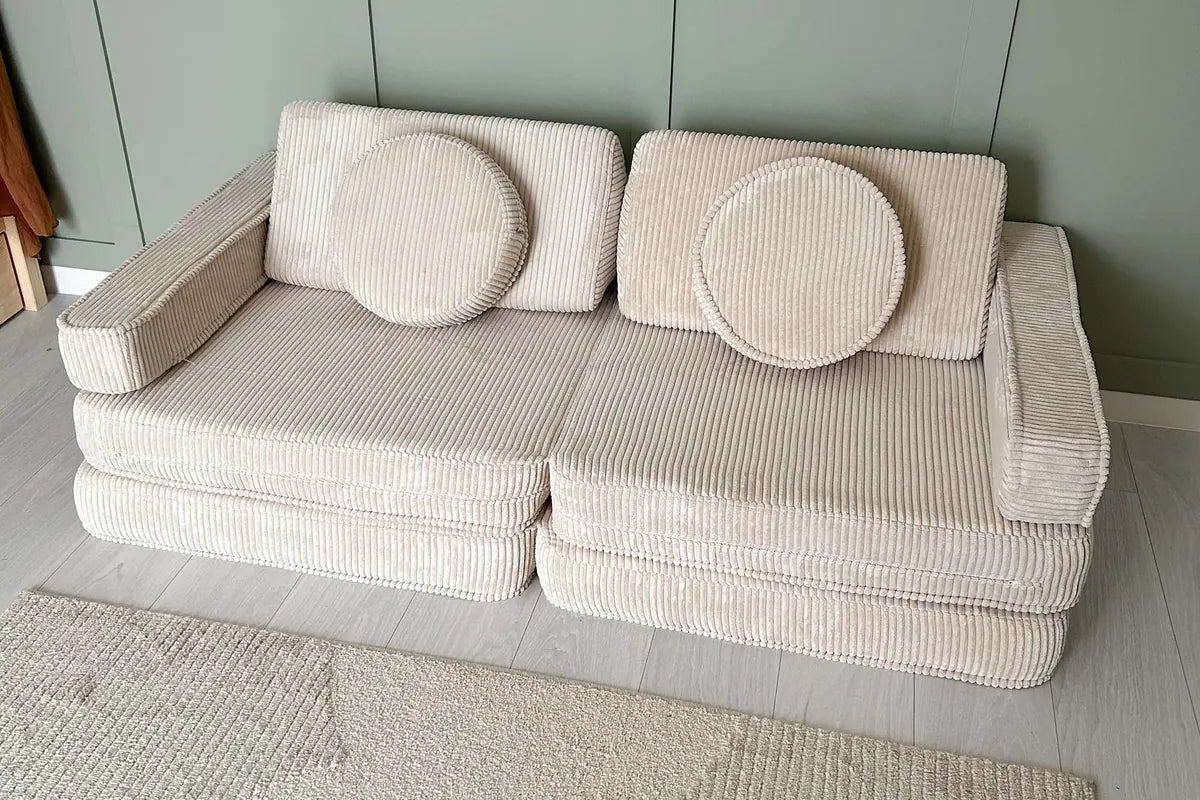 Speelbank Original Corduroy in Vanilla met ronde kussens in een woonkamer