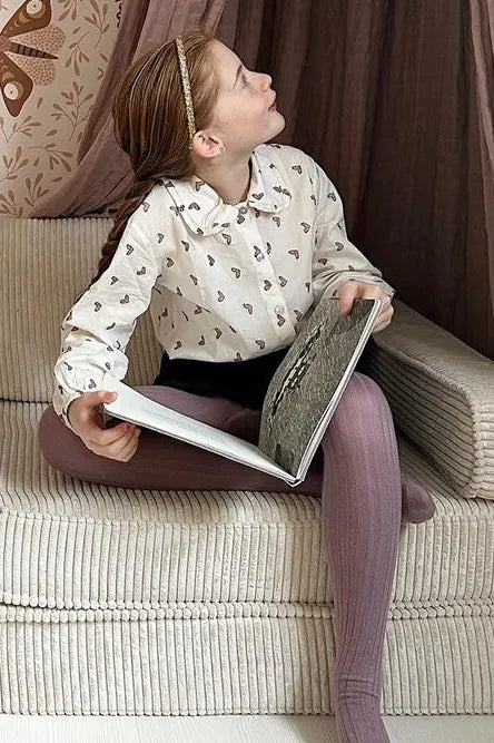Meisje leest op de Speelbank Original Corduroy in Vanilla