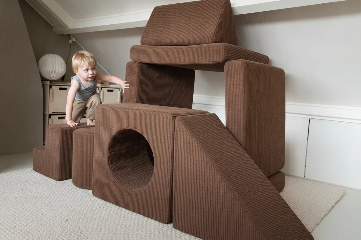 Un enfant grimpe sur une construction avec le Playset Corduroy coloris Chocolate