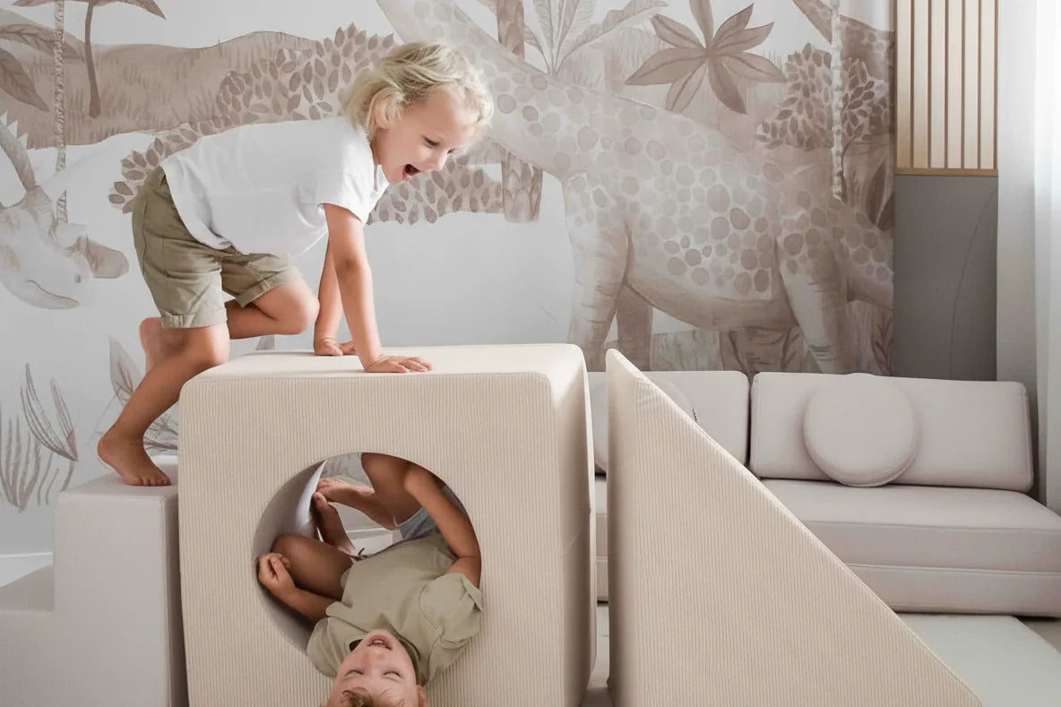 Un garçon rampe dans le cube pendant qu’un autre enfant grimpe dessus, Playset Corduroy coloris Vanilla