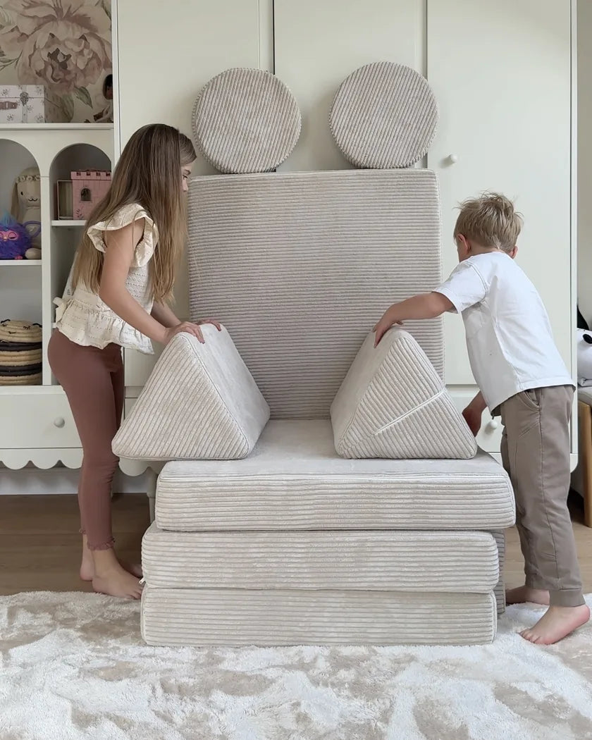 Twee kinderen bouwen een fauteuil van onderdelen van de speelbank van Corduroy