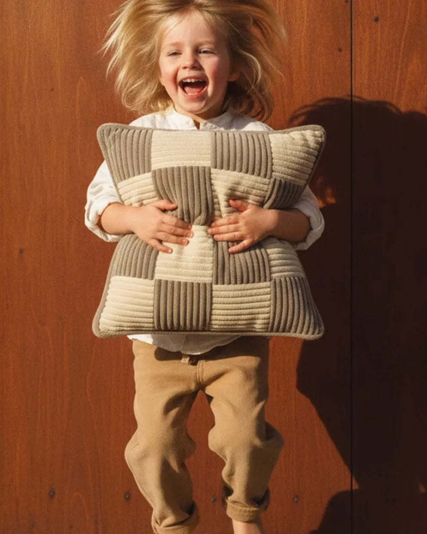Kind houdt een Check Cushion in Mocca Vanilla vast