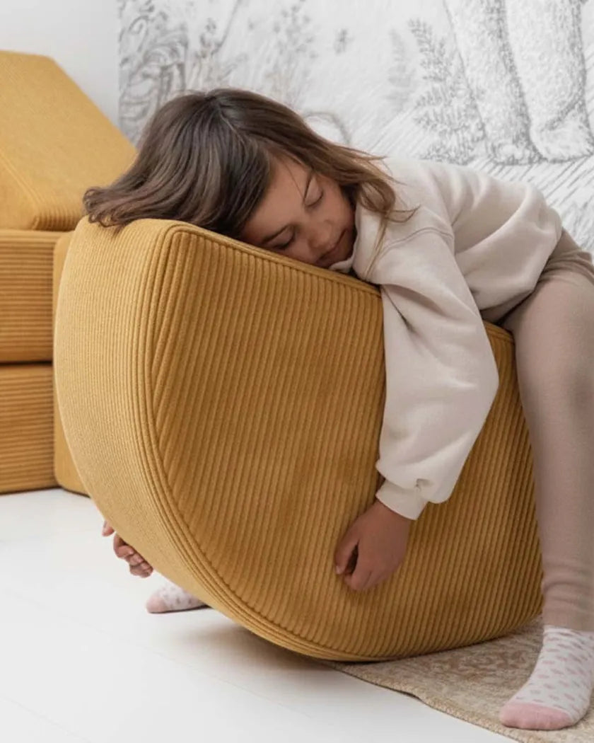 Kind knuffelt de Schommel Corduroy in Honey