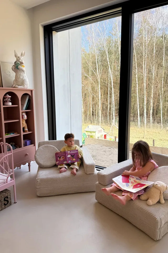 Twee kinderen lezen in stoeltjes gebouwd van de speelbank van Corduroy
