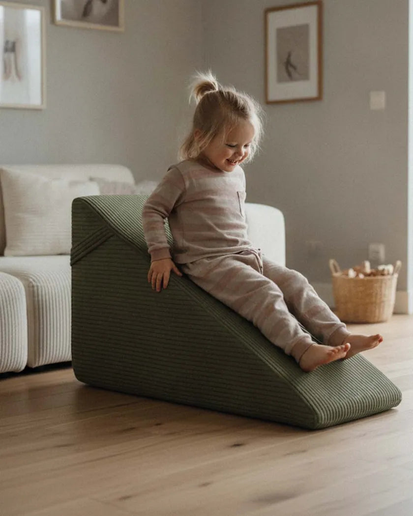 Kind glijdt van de Glijbaan Corduroy in Dusty Sage