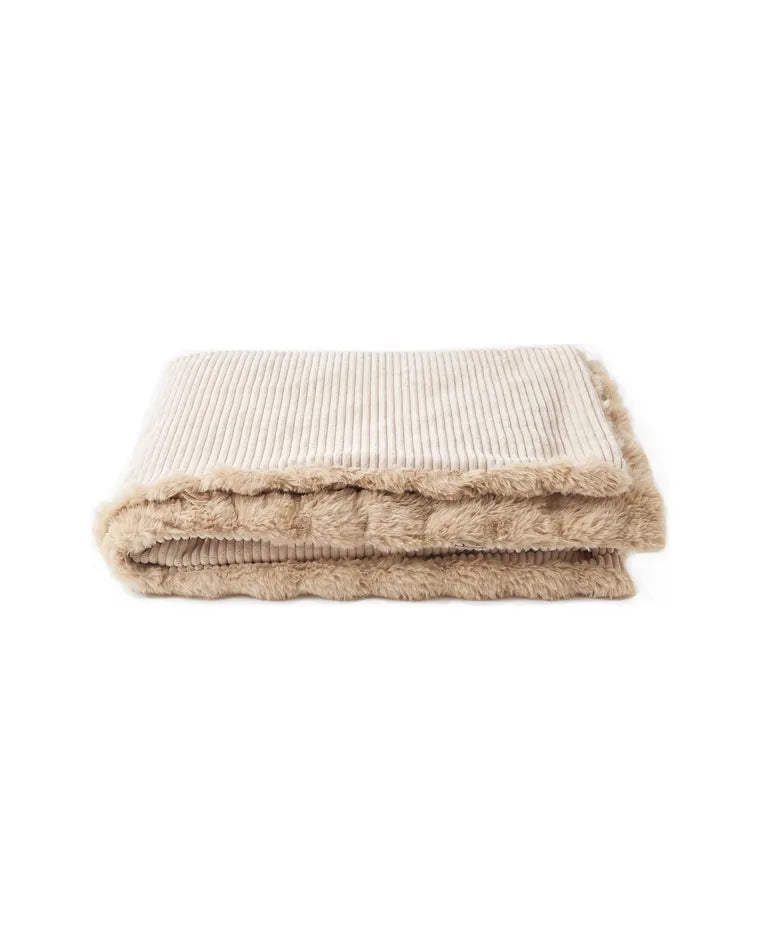 Snuggle Blanket und Snuggle Cushion auf dem Boden