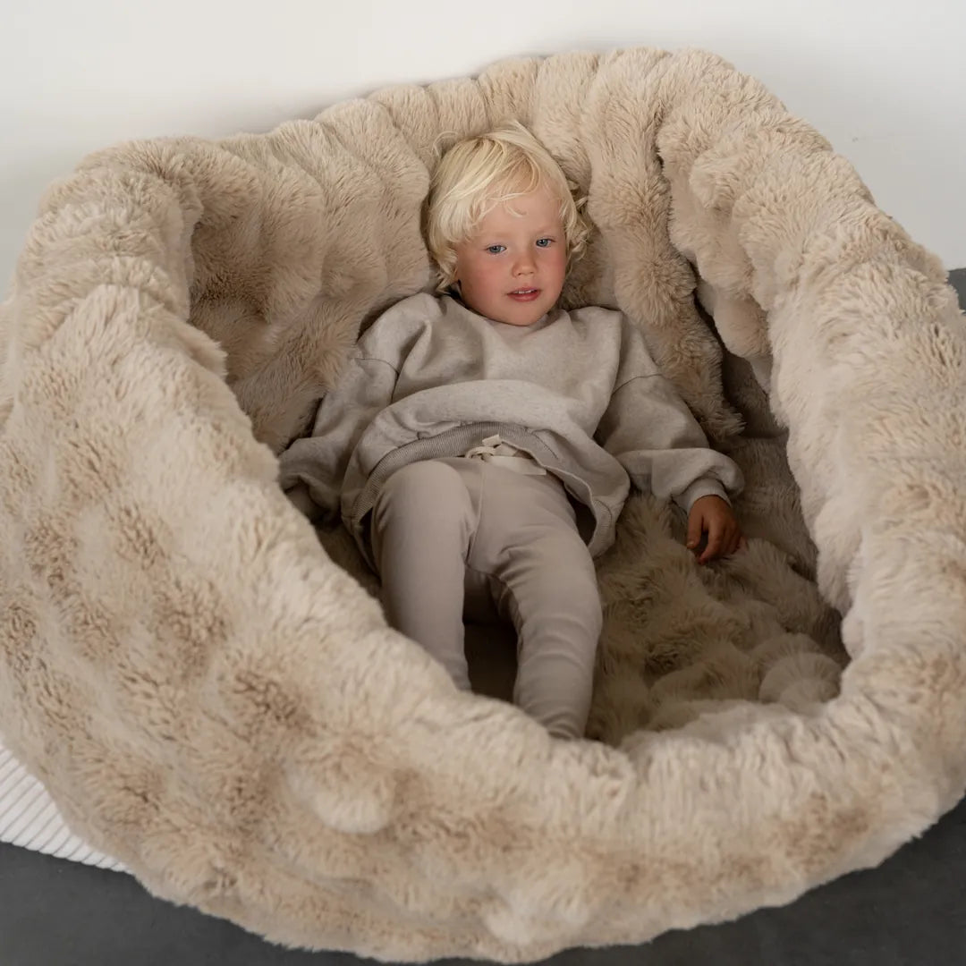 Kind steht im Snuggle Bag