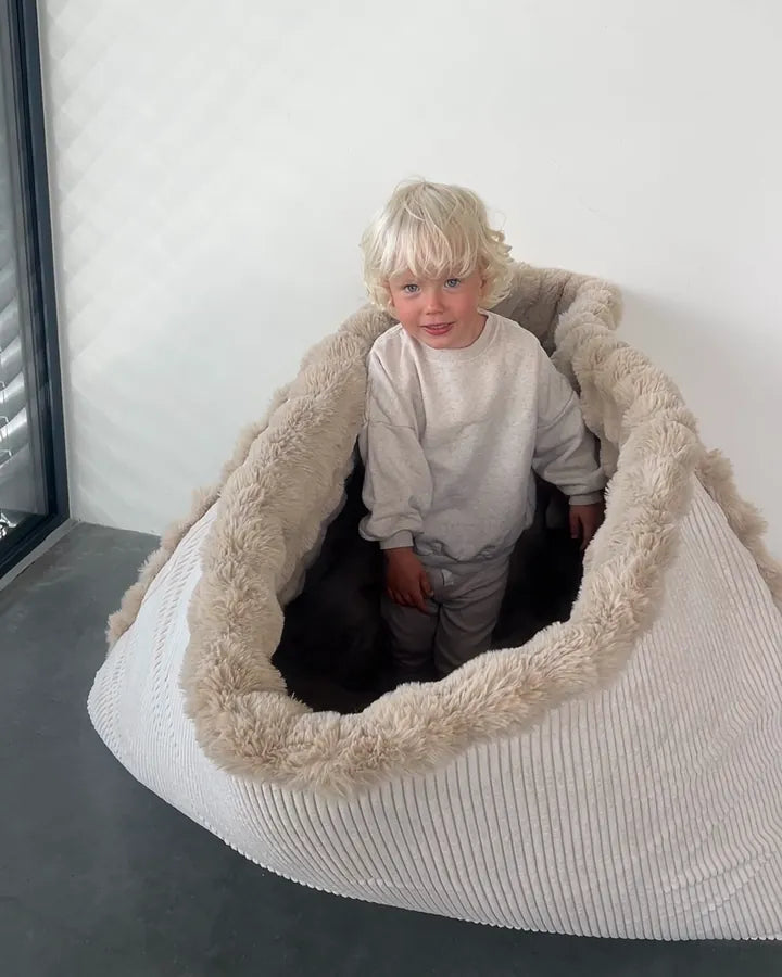 Kind sitzt im Snuggle Bag, der von selbst offen bleibt