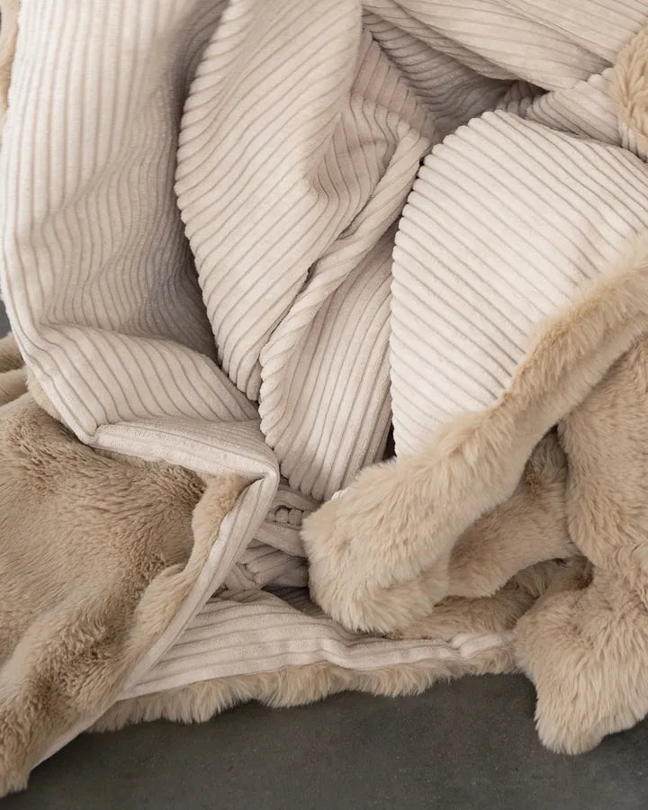 Snuggle Bag auf der Seite, Cord außen, ein Kind darin