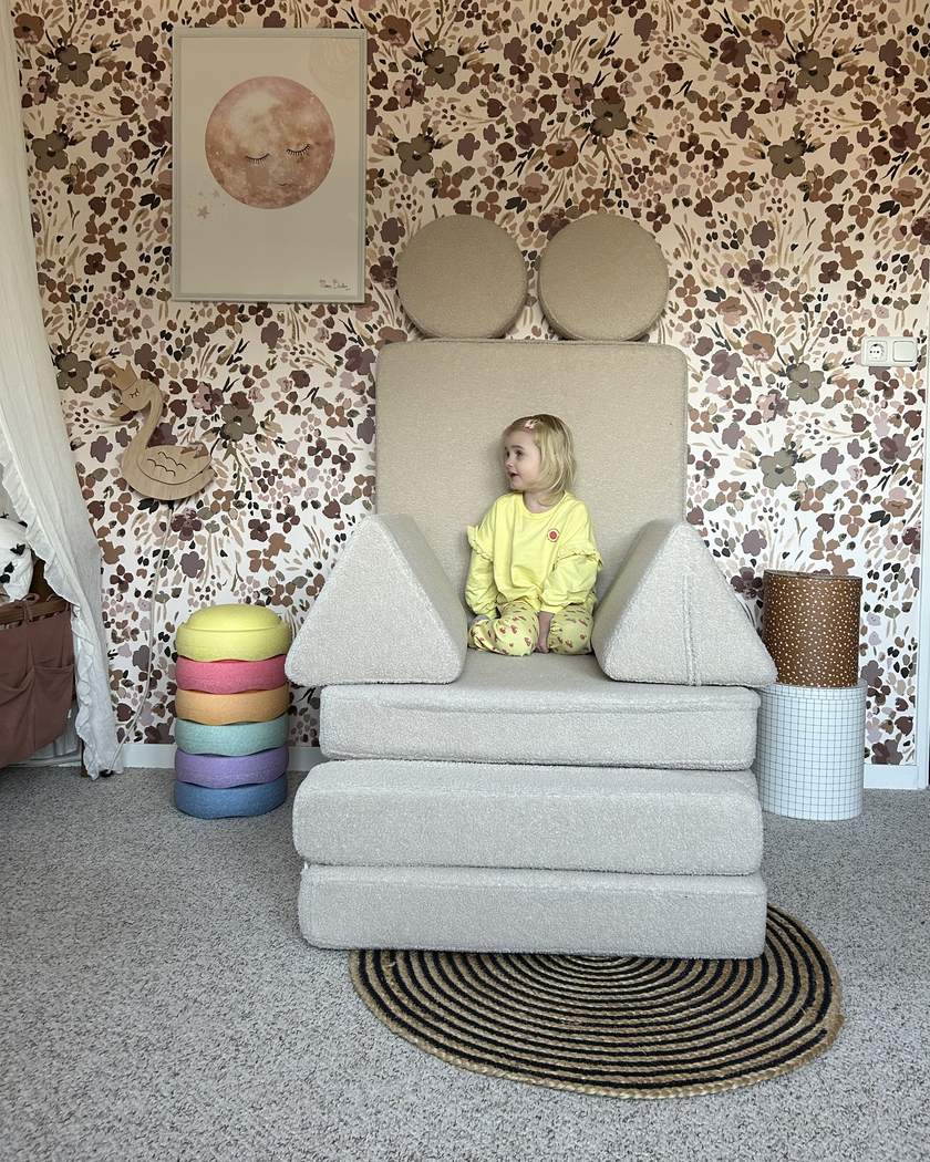 Girl sitting in an armchair built from Play Sofa Original Teddy