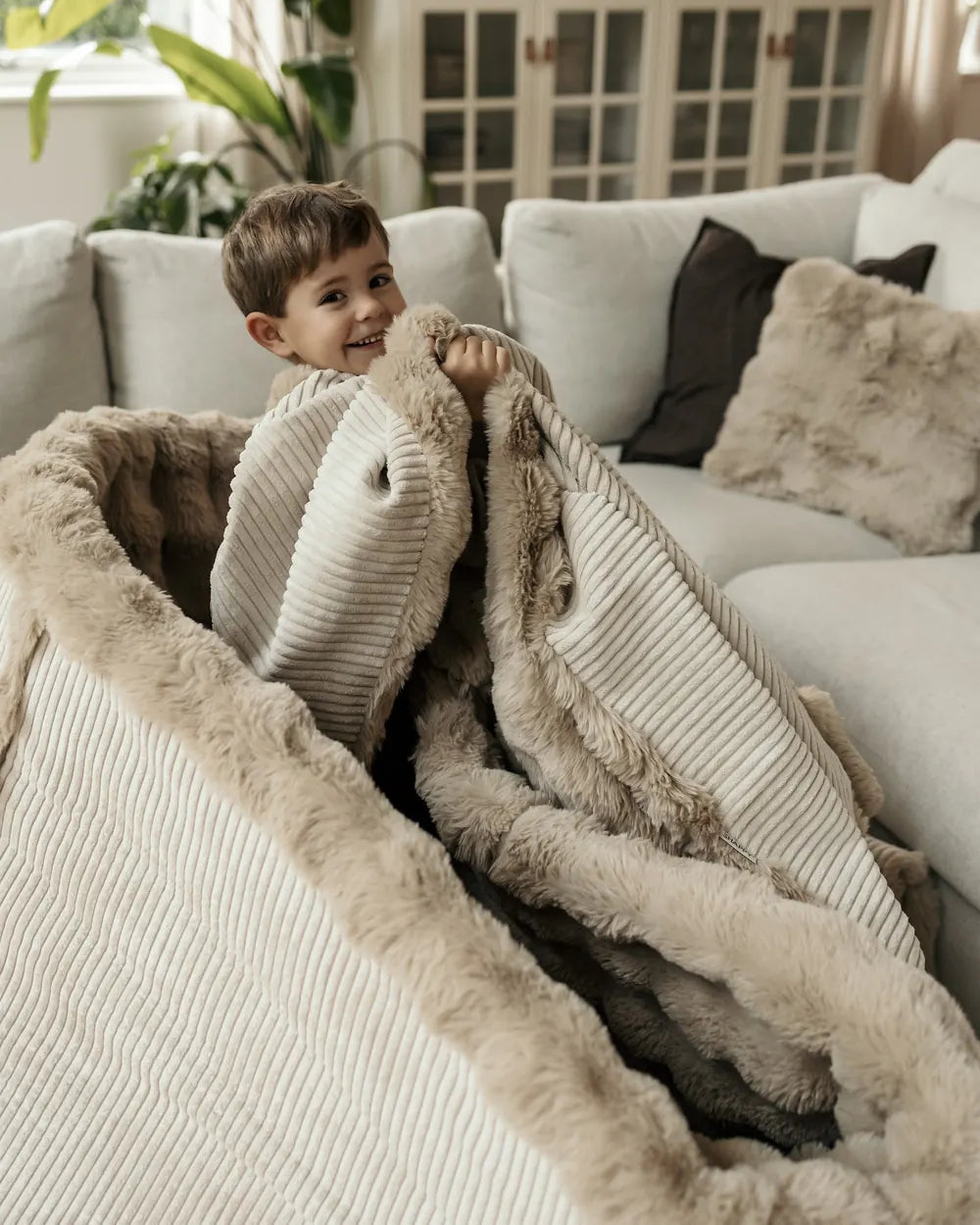 Enfant debout dans le Snuggle Bag