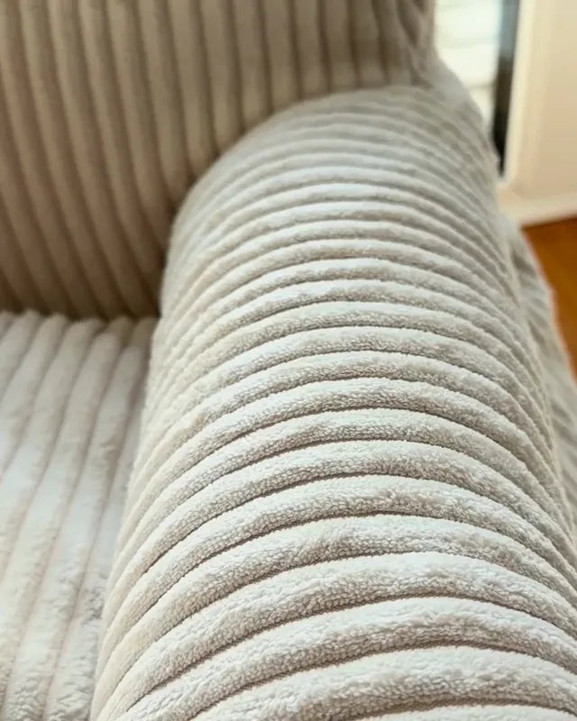 Nahaufnahme vom Cord-Bezug des Pet Sofa in Vanilla
