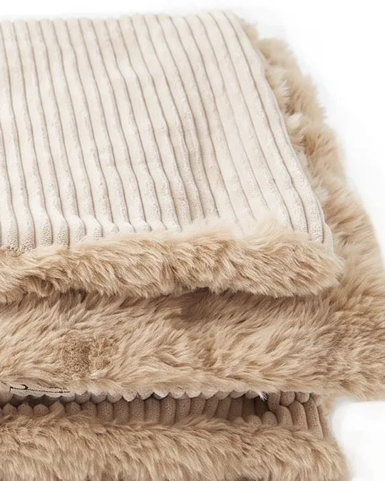 Nahaufnahme von Kunstfell und Cord der Snuggle Blanket