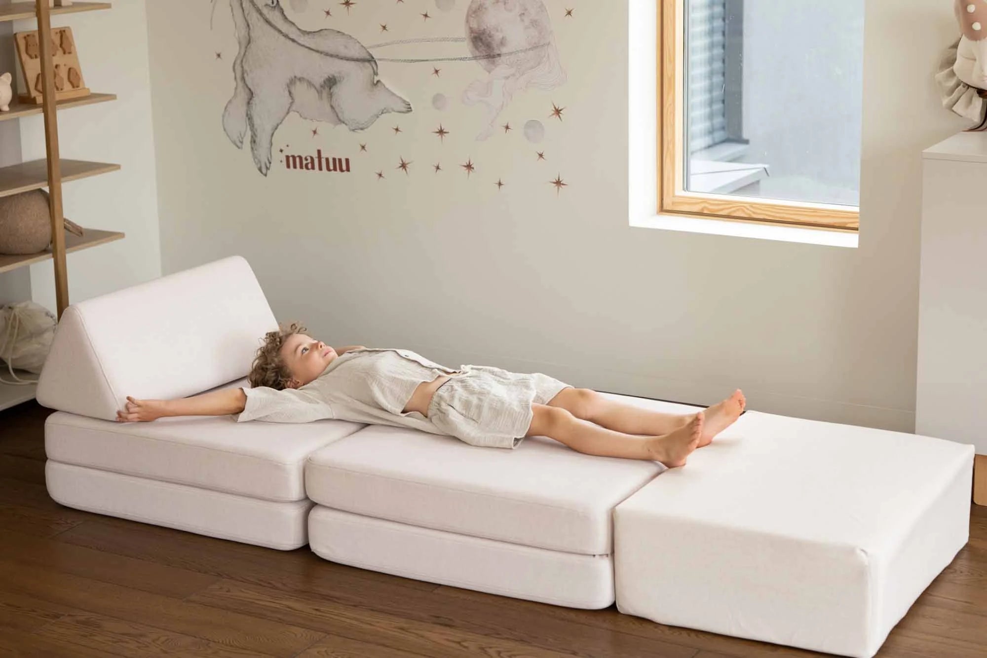 Jongen leest op de Speelbank Original Soft Beige, verlengd met de Trampoline