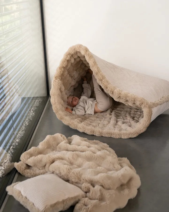 Snuggle Bag auf der Seite, Cord außen, ein Kind darin