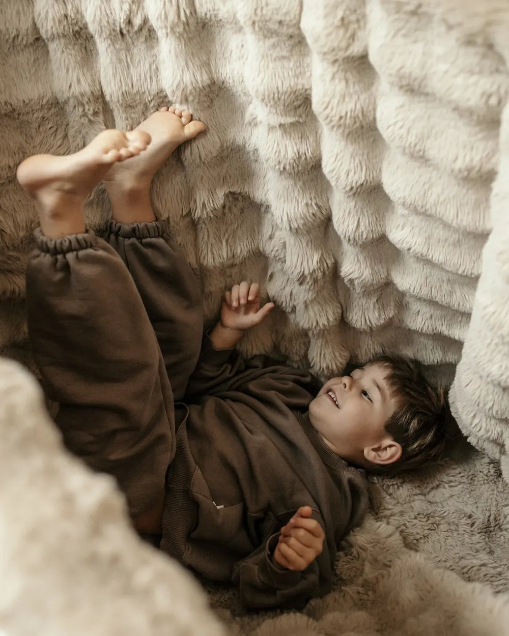 Kind steht im Snuggle Bag