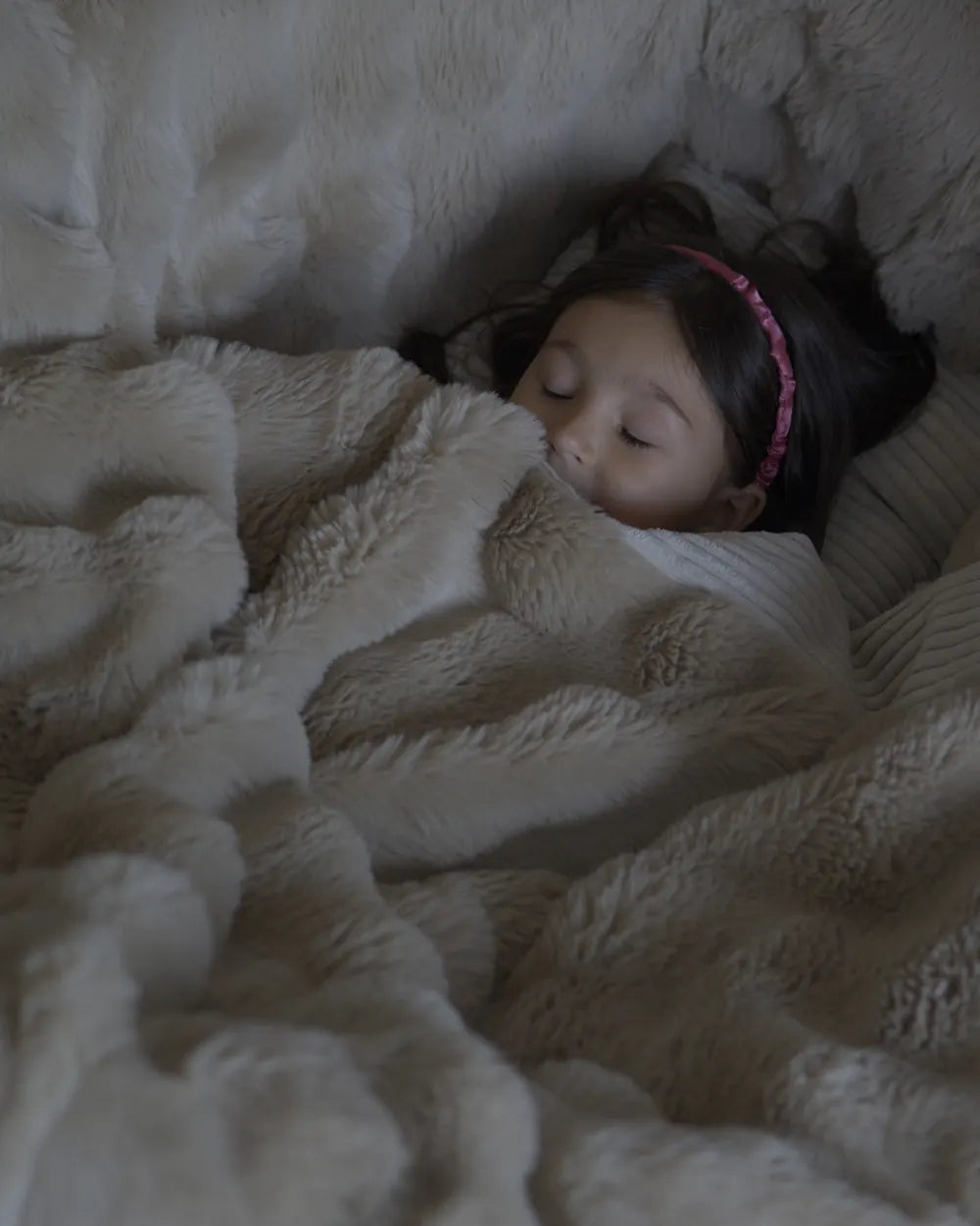 Mädchen schläft unter der Snuggle Blanket