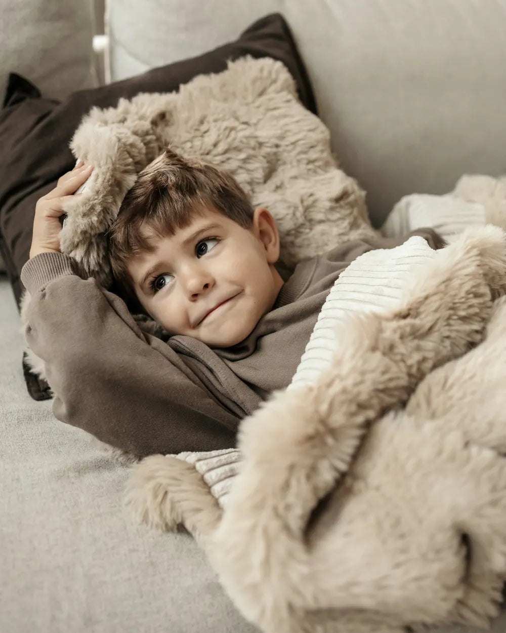 Junge legt seinen Kopf auf das Snuggle Cushion