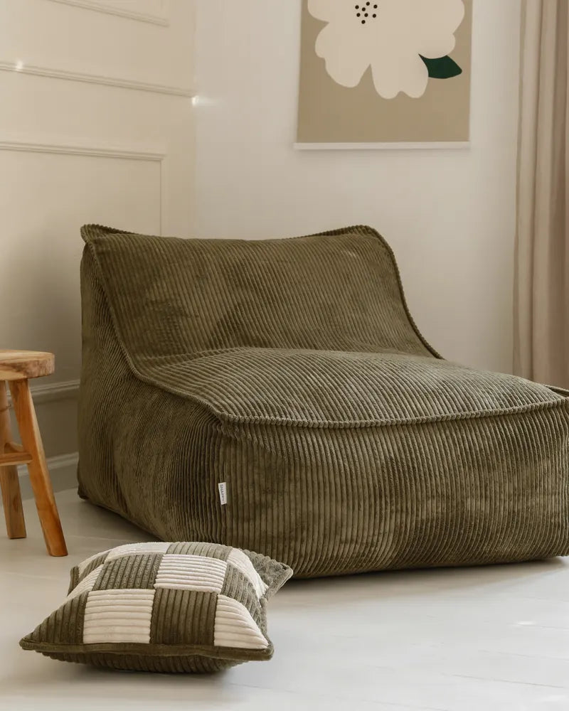 Kumo Lounger coloris Dusty Sage vu de trois quarts dans une pièce lumineuse