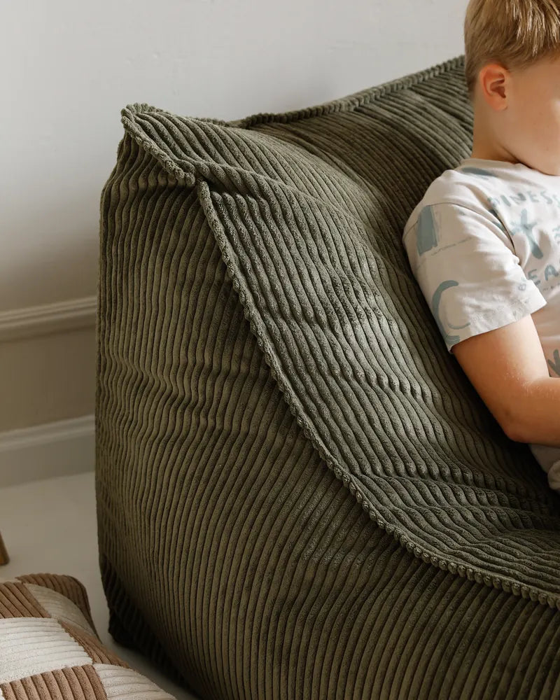 Kumo Lounger vu de profil : forme pleine et velours côtelé