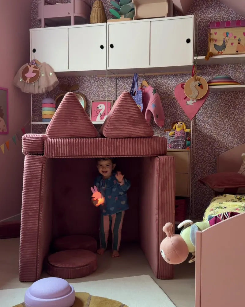 Kind in een kasteel van de roze Shappy Speelbank